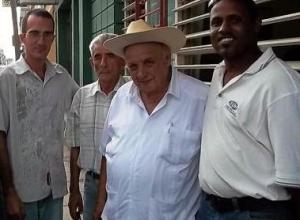 Falleció el combatiente Calixto Morales Hernández , expedicionario del Granma (al centro con sombrero)