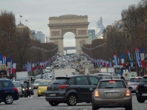Banderas de ambas naciones ondean juntas en París, la capital francesa. Foto: Cubaminrex 