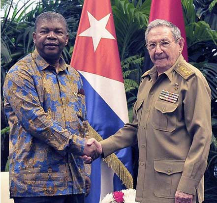 Recibe Raúl Castro al Enviado Especial del Presidente de Angola.Foto: Estudios Revolución