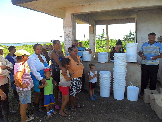 Entregan filtros de agua para comunidad floridana de la Presa Caonao. Foto: Pedro Pablo Sáez