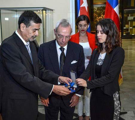 Recibe Eusebio Leal la Orden al Mérito de Chile